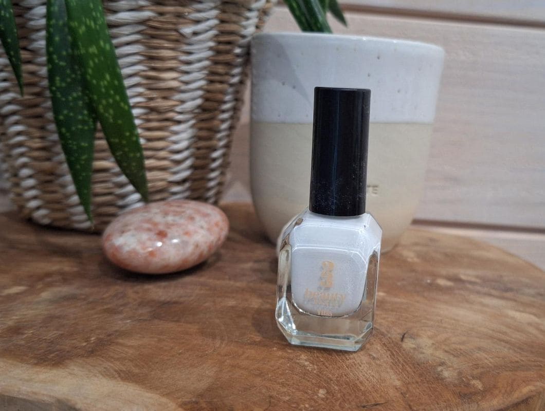 vernis à ongles blanc